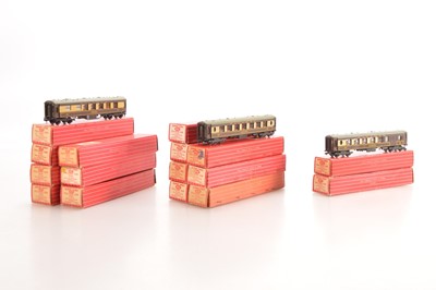 Lot 80 - Hornby-Dublo 00 Gauge 2-Rail boxed Pullman Cars (17)