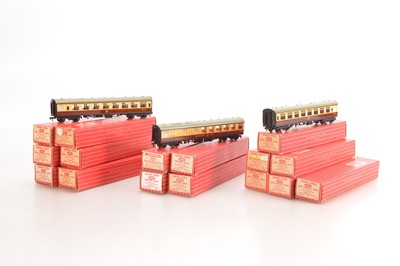 Lot 81 - Hornby-Dublo 00 Gauge 2-Rail Super Detail boxed BR WR chocolate and cream Coaches including late issue Restaurant Car (16)