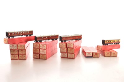 Lot 82 - Hornby-Dublo 00 Gauge 2-Rail mostly Super Detail boxed BR maroon Coaches (24)