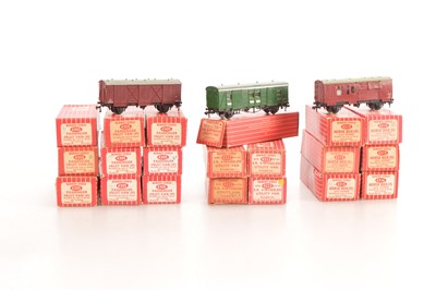 Lot 83 - Hornby-Dublo 00 Gauge 2-Rail Super Detail boxed long wheel base Vans and Horse Boxes (20)