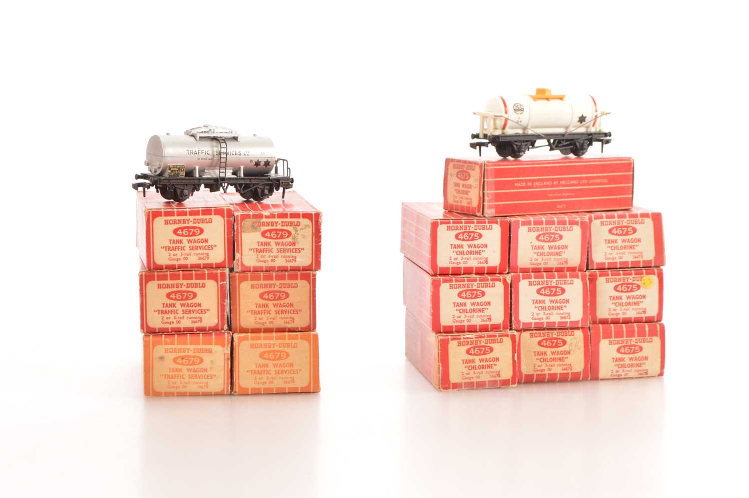 Lot 84 - Hornby-Dublo 00 Gauge 2-Rail Super Detail boxed Chlorine Tank wagon and Traffic Services Tank wagons (16)