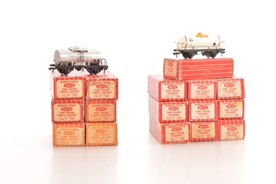 Lot 84 - Hornby-Dublo 00 Gauge 2-Rail Super Detail boxed Chlorine Tank wagon and Traffic Services Tank wagons (16)