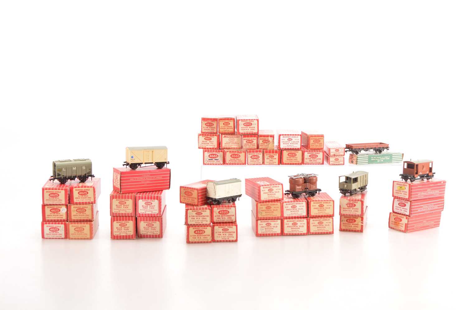 Lot 89 - Hornby-Dublo 00 Gauge 2-Rail Super Detail boxed various Goods wagons including late issue bogie tank wagon (50)