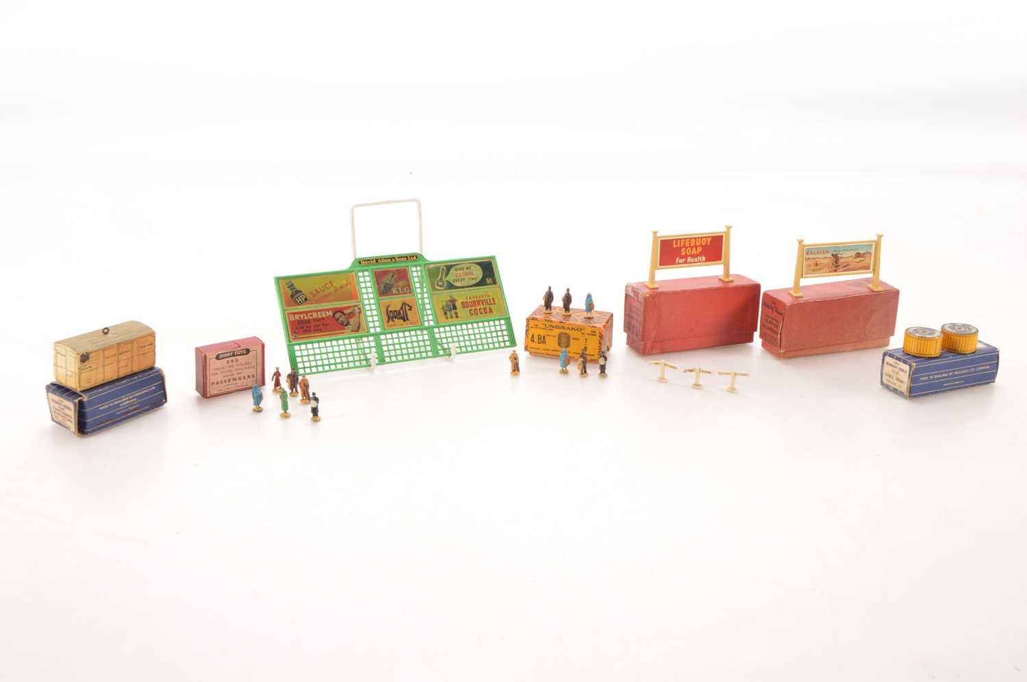 Lot 91 - Hornby-Dublo 00 Gauge 2 and 3 Rail Super Detail boxed Lineside Accessories and fIgures including Station Hoardings and Cable Drums (qty)