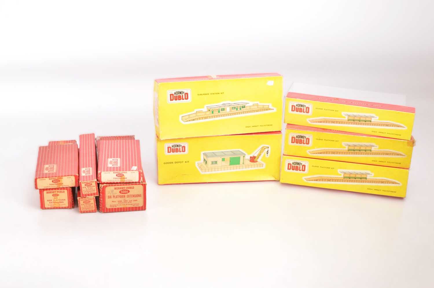 Lot 92 - Hornby-Dublo 00 Gauge 2-Rail Super Detail boxed plastic Suburban Station and Island Platforms and Goods Depot kits metal Footbridges and various platforms/fencing (10 including one empty box)