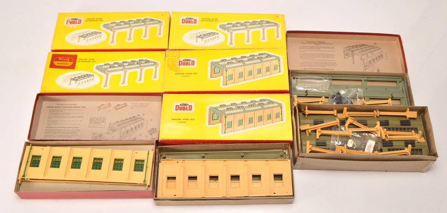 Lot 93 - Hornby-Dublo 00 Gauge 2-Rail Super Detail boxed and unboxed Engine Shed and Extensions (qty)