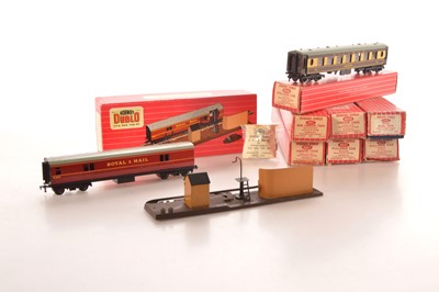 Lot 101 - Hornby-Dublo 00 Gauge boxed 2-Rail TPO Mail Vans and chocolate and cream Pullman and BR WR Super Detail Coaches (8)