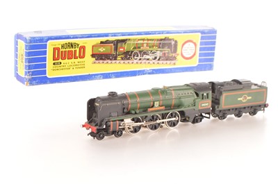 Lot 103 - Hornby-Dublo 00 Gauge boxed 3-Rail late issue 3235 BR green rebuilt West Country Class 34042 'Dorchester' Locomotive and Tender