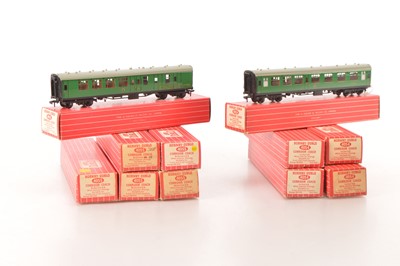 Lot 104 - Hornby-Dublo 00 Gauge boxed 2-Rail Super Detail BR SR green Corridor Coaches (11)