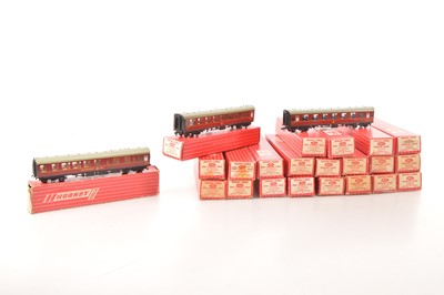 Lot 106 - Hornby-Dublo 00 Gauge boxed 2-Rail Super Detail BR maroon Corridor Coaches including Restaurant Car (19)