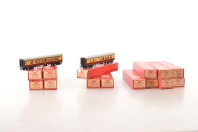 Lot 108 - Hornby-Dublo 00 Gauge boxed 2-Rail Super Detail BR WR chocolate and cream Coaches including Restaurant Car (14)