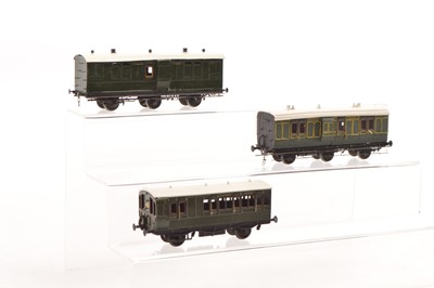 Lot 171 - Three kitbuilt 00 Gauge SR green 4 -wheel Coach and 6-wheel Vans (3)