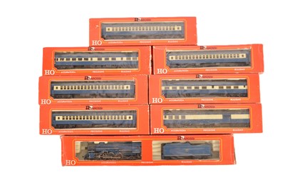 Lot 261 - Rivarossi American HO Gauge New Jersey Central The Blue Comet Rivarossi Steam Locomotives with Coaches (8)