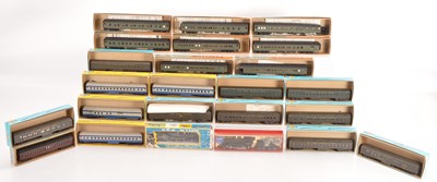 Lot 264 - American HO Gauge Steam Locomotives and Coaching Stock (24)