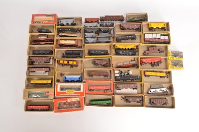 Lot 272 - American HO Postwar and Later Mainly Kitbuilt Open Trucks and Flat Cars Some With Loads (50+)