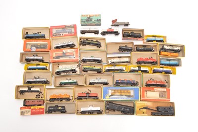 Lot 273 - American HO Postwar and Later Mainly Kitbuilt Tank Cars Snow Ploughs and Crane (40)