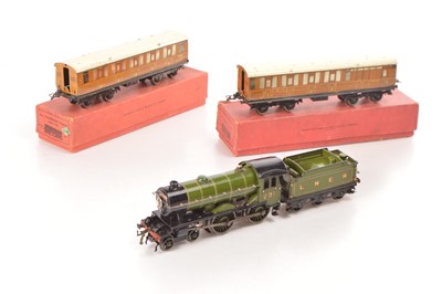 Lot 347 - Hornby 0 Gauge E220 4-4-0 Loco & Tender LNER 'Bramham Moor' and Corridor coaches (3)