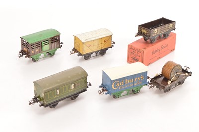 Lot 424 - Hornby 0 Gauge Mixed Group of Goods & Passenger Rolling Stock (6)