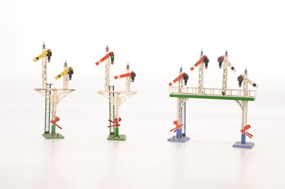 Lot 461 - Hornby 0 Gauge electric accessories (3)