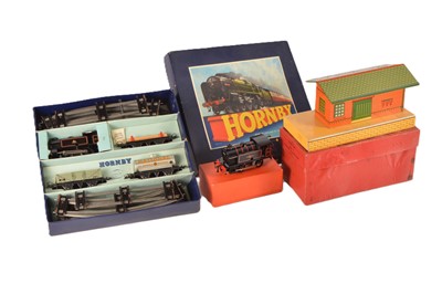 Lot 463 - Hornby 0 Gauge Post-War No. 40 Goods set No.1 Goods platform & No. 40 Locomotive (3)
