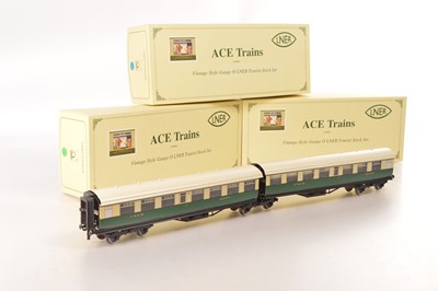 Lot 551 - Ace 0 Gauge Modern Issue C/10 6-coach LNER articulated Tourist set