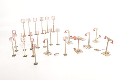 Lot 643 - La Rapide 0 Gauge Railway accessories (26)