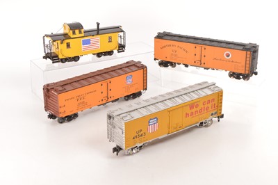 Lot 793 - Kit / Scratch / commerically built Gauge 1 Northern Pacific Southern Pacific & Union Pacific box cars & caboose (4) 