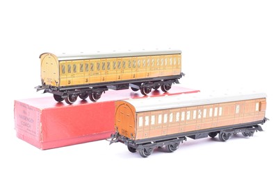 Lot 81 - Pre-war and uncommon Post-war Hornby 0 Gauge No 2  LNER Suburban Coaches