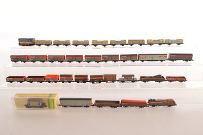 Lot 44 - N Gauge Diesel Locomotive and Freight Stock all in Railfreight Distribution Livery (33)
