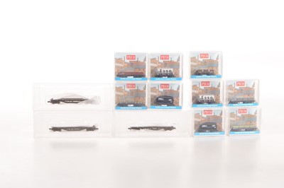 Lot 70 - Peco and Bachmann N Gauge Goods Wagons (12)