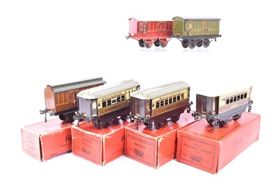 Lot 97 - Hornby 0 Gauge No 1 4-wheel Pullman Coaches and other regions Passenger Guards Vans