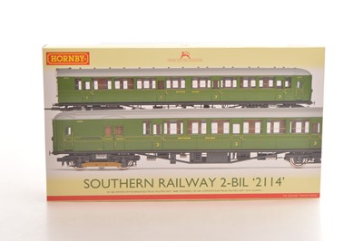 Lot 131 - Hornby (China) 00 Gauge boxed R3161 Southern Railway 2-Bil '2114' Train Pack
