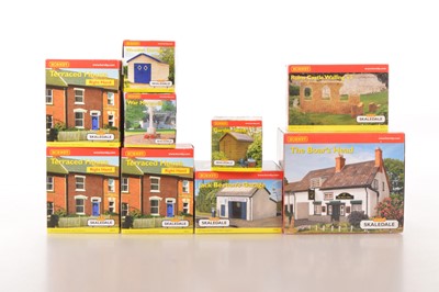 Lot 180 - Hornby (China) 00 Gauge boxed Skaledale Pub Terrace Houses Garage  and other village structures (9)