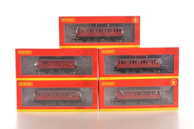 Lot 199 - Hornby (China) 00 Gauge boxed BR crimson 6-wheel coaches with lights and 4-wheel Baggage Car (5)