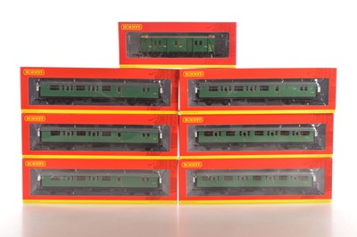 Lot 204 - Hornby (China) 00 Gauge boxed BR green Bulleid Suburban Coaches and a Maunsell Passenger Brake Van (8)