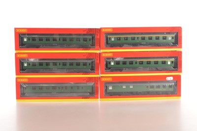 Lot 205 - Hornby (China) 00 Gauge boxed BR green Mk1 Coaches (6)