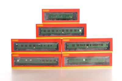Lot 206 - Hornby (China) 00 Gauge boxed BR green Mk1 Coaches and Parcel Vans (6)