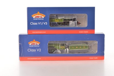Lot 252 - Bachmann 00 Gauge boxed LNER lined Doncaster green Steam Locomotives and Tenders (2)