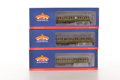 Lot 280 - Bachmann 00 gauge boxed  SECR olive green 60' Birdcage Coaches (3)