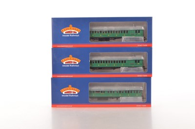 Lot 281 - Bachmann 00 gauge boxed  SR Malachite green 60' Birdcage Coaches (3)