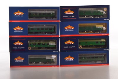 Lot 285 - Bachmann 00 gauge boxed BR SR green Bulleid  and MK1 and Mk2 Coaches and GUV Vans (8)