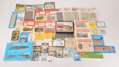 Lot 398 - Various 00 Gauge Lineside Kits and Accessories by Peco Ratio Wills and other manufacturers (46)