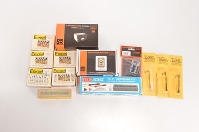 Lot 399 - Gaugemaster 00 Gauge Transformer and Walkabout Controller and other 00 Gauge Electical items including Eckon Colour Light Signals and Train Tronics Lamps (13)
