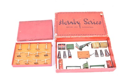 Lot 130 - Hornby 0 Gauge No 4 and No 5 Railway Accessories