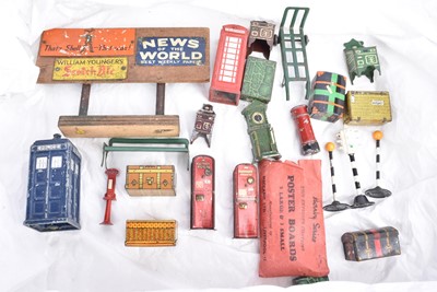 Lot 132 - Unboxed Hornby Dinky Toys and Leeds MR  0 Gauge Platform Accessories