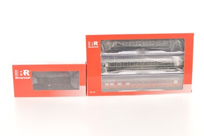 Lot 467 - Rivarossi German HO Gauge Electric Locomotive and Coach Pack (2)