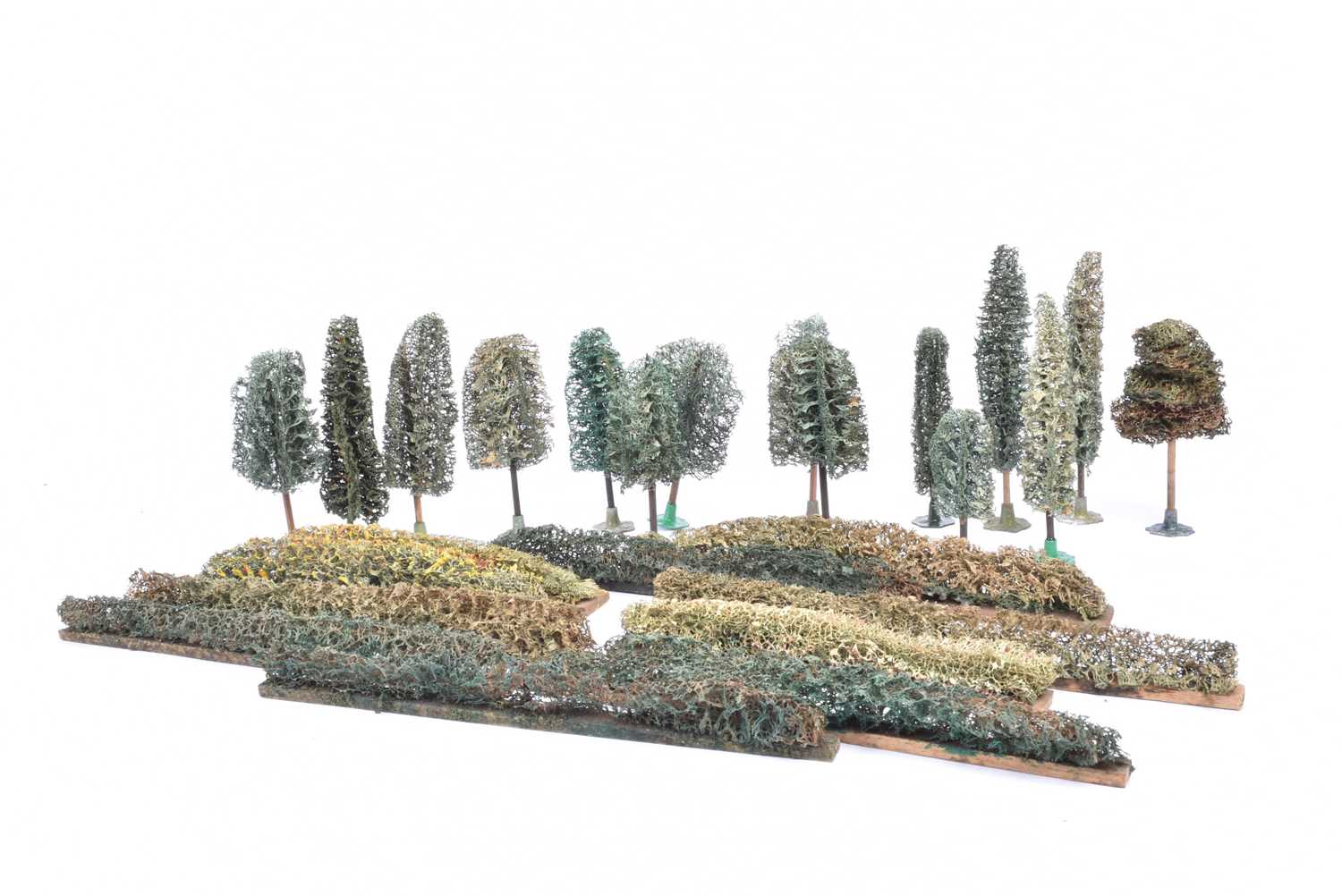 Lot 136 - Hornby 0 Gauge Trees And Hedges,