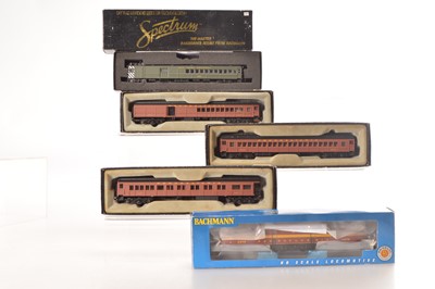 Lot 500 - American HO Gauge Bachmann and Bachmann Spectrum Electric and Gas Electric Locomotives and Coaches (5)