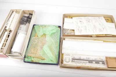 Lot 580 - Slaters/ IKB and Mallard Models 0 Gauge Finescale Coach & van Kits (5)