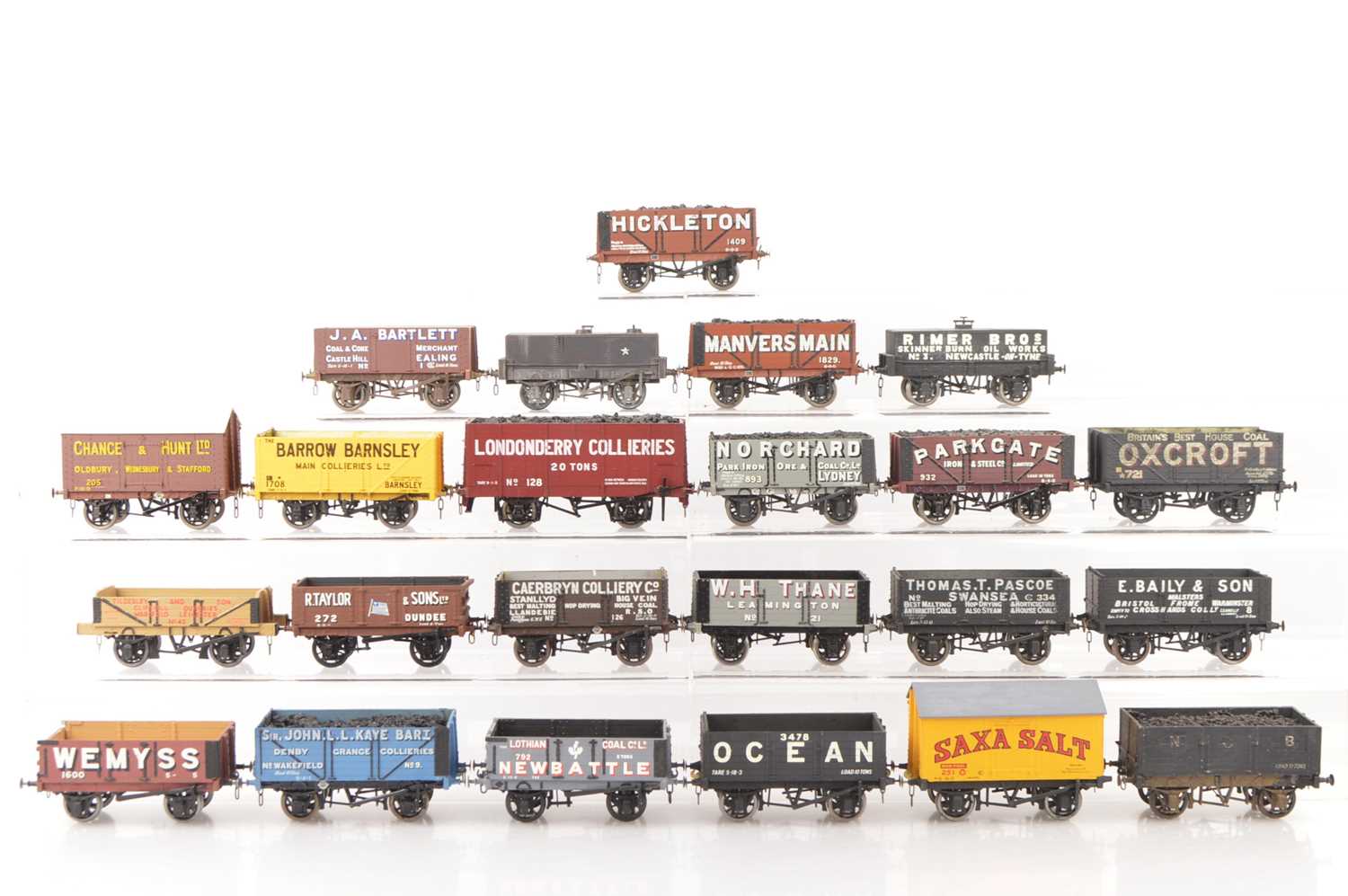 Lot 664 - Slaters and other commercial manufacturers 0 Gauge Finescale Private owner Kitbuilt Goods wagons (23)